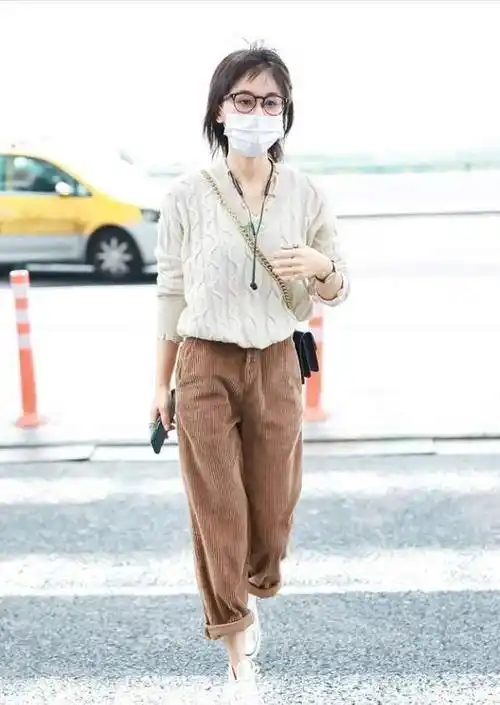 王子文美得张扬,穿轻薄毛衣显街头范,"狗啃"短发也就她能驾驭_女生_小