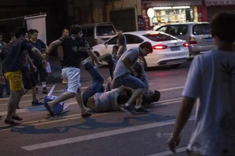 世界杯决赛广州球迷酒后大打出手