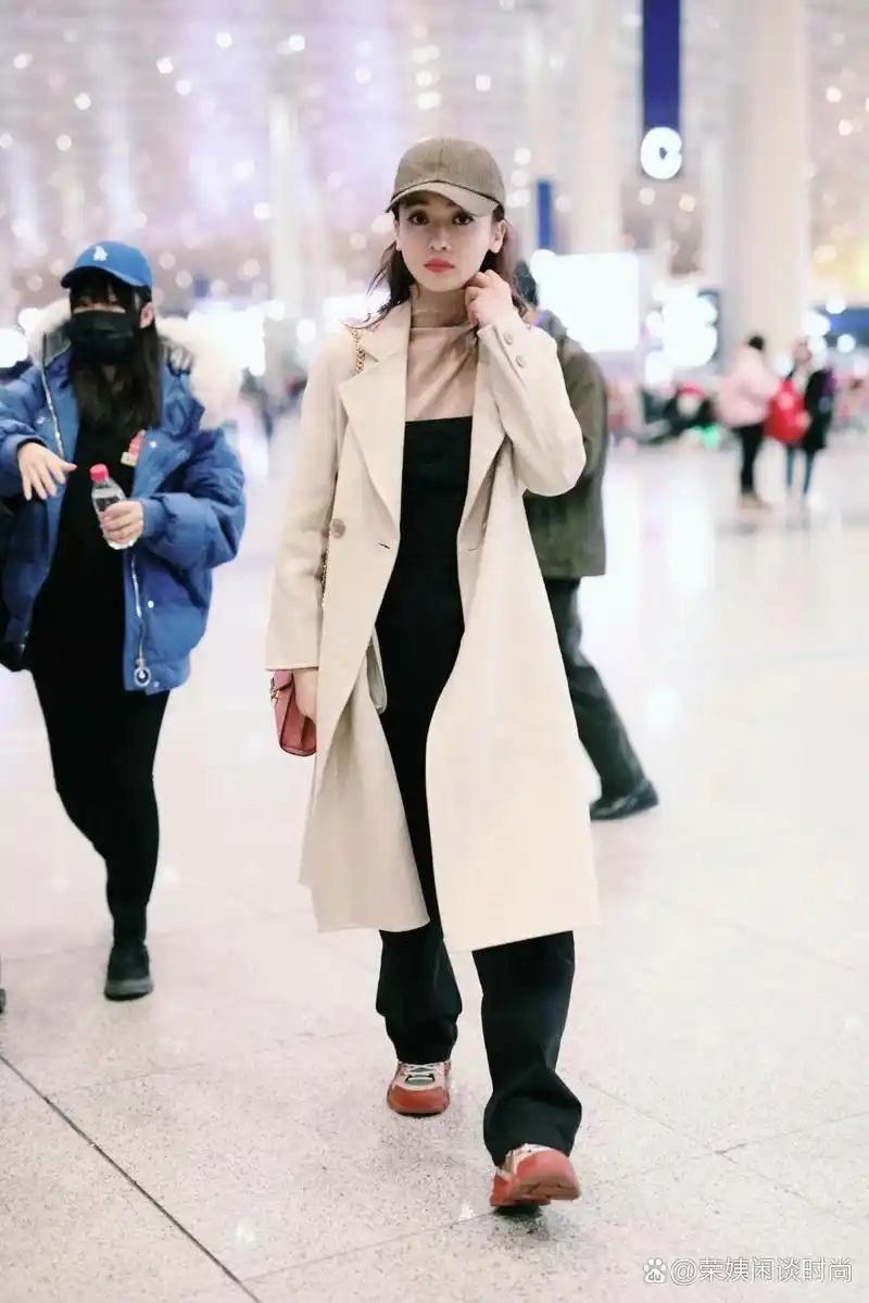 吴谨言穿灰色大衣出行,腿短得不真实,看着一点不像165,女明星的身高真
