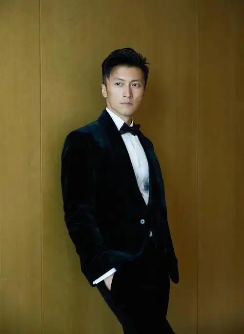 谢霆锋亮相电影节穿西装走红毯型男范十足这颜值真不需要化妆