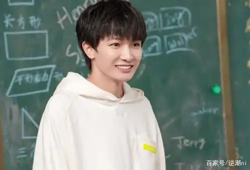 周深:一个唱功与唱商兼备的实力歌手,倾情演绎三首歌献给毕业生