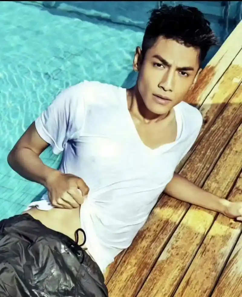 罗云熙硬汉造型,泳池,白t,若隐若现的腹肌,不得不说罗云熙还是有点