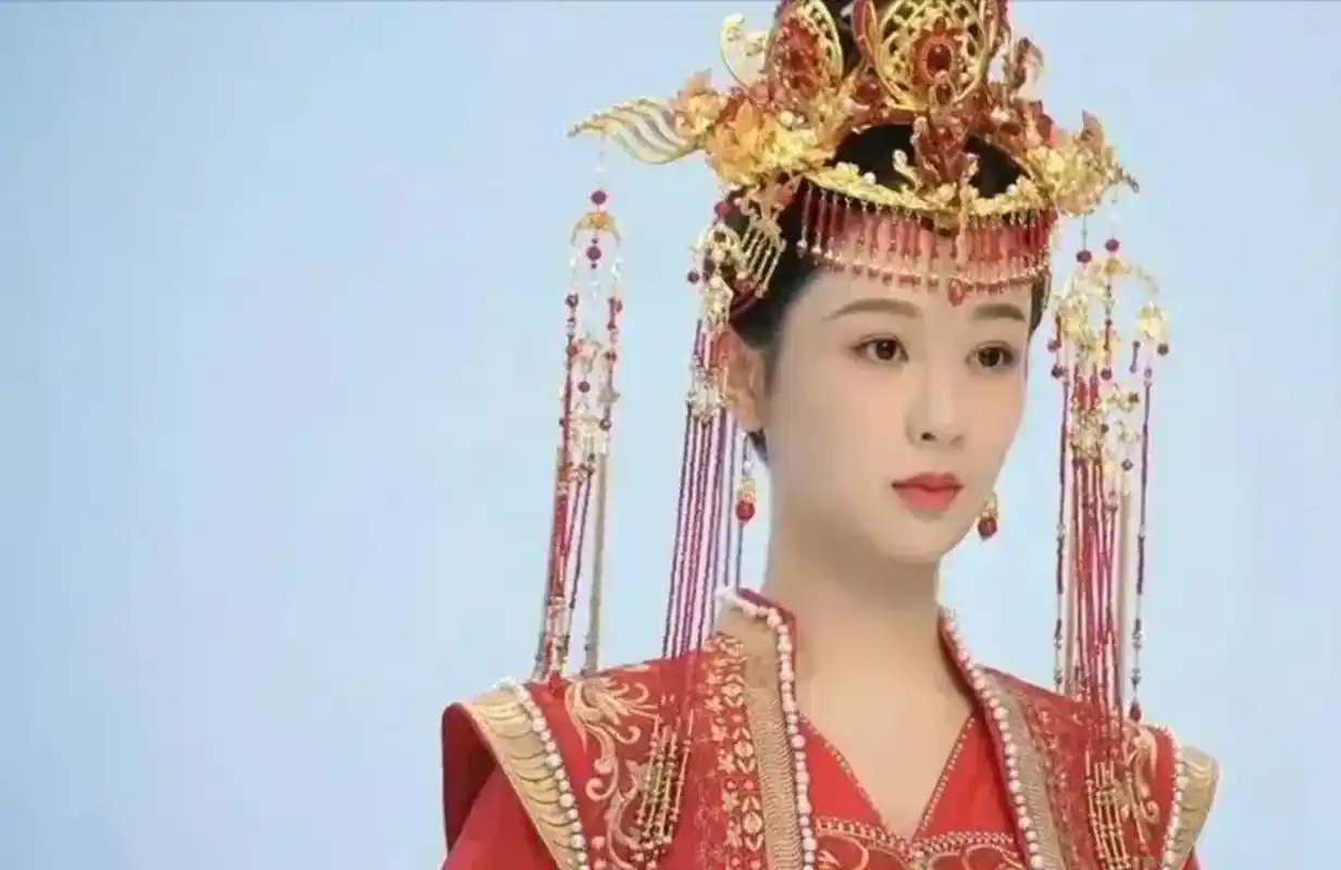 李沁杨紫古装结婚照,感觉李沁无论是身材和颜值都直接秒杀颜值杨紫