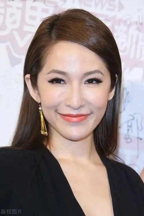 43岁的萧亚轩,散发出不一样的气质