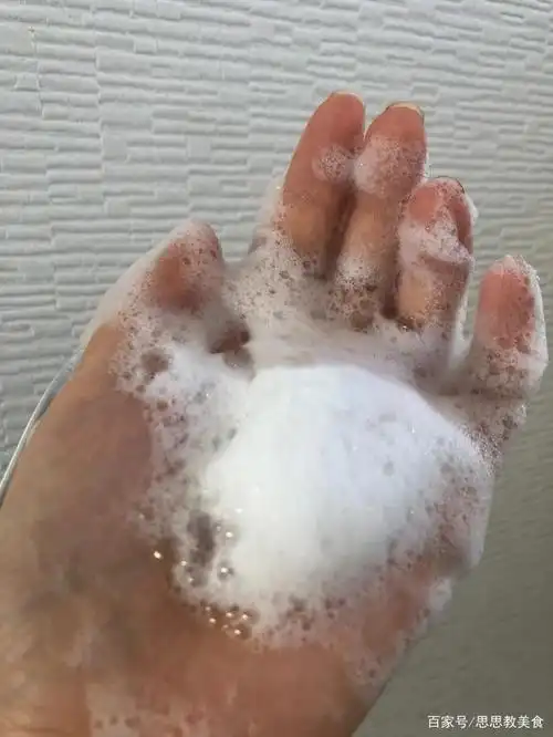 每次只需要硬币大小,就能揉搓出很多细腻丰富的泡沫,还特别好冲洗!