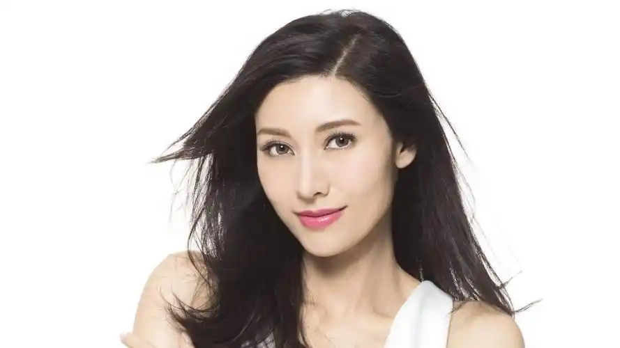 53岁李嘉欣伦敦被偶遇,五官精致气质出众,儿子颜值令人堪忧