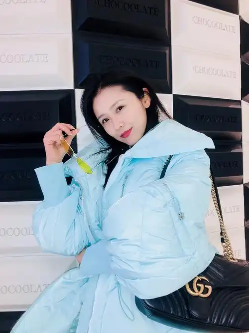 在现实生活中,王蕾也是个名副其实的海归,十多岁就