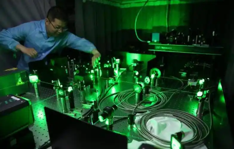 图:实验室内的光学量子计算线路网络图片