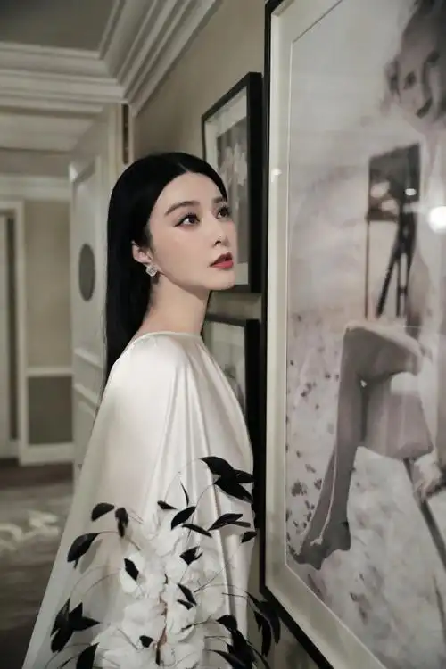 范冰冰出席第71届圣塞巴斯蒂安电影节开幕红毯造型.