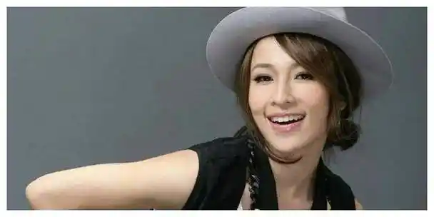 萧亚轩描述don外型出色,双绿色眼睛迷人,男女通吃.