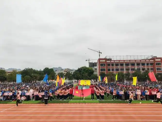 运动点亮青春,拼搏成就梦想——都安二高第33届校运会圆满举行_赛场