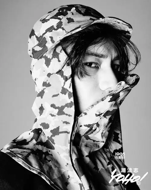 陈坤黑白质感大片曝光 半扎丸子头演绎漫撕男