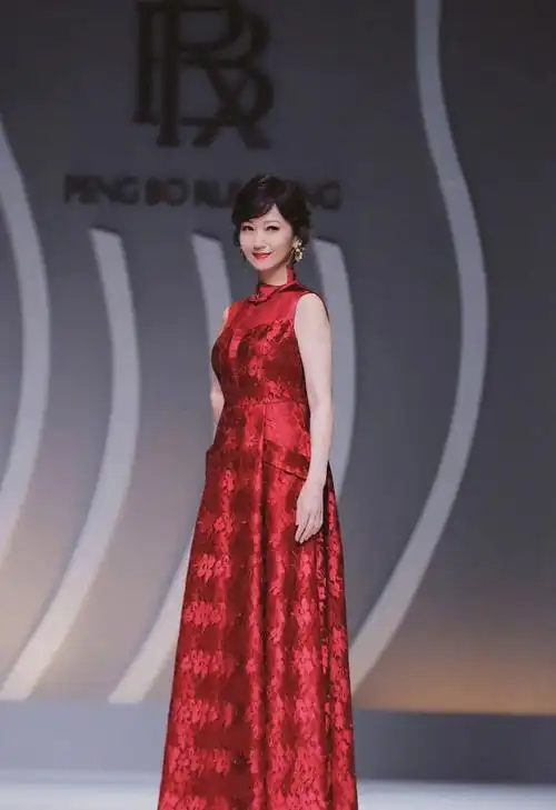 赵雅芝真会穿一袭中国红旗袍惊艳众人67岁又美成全场焦点