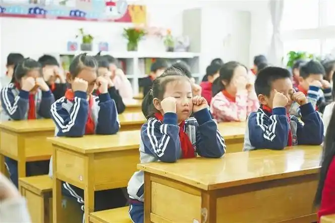 做好近视防控少一些小眼镜