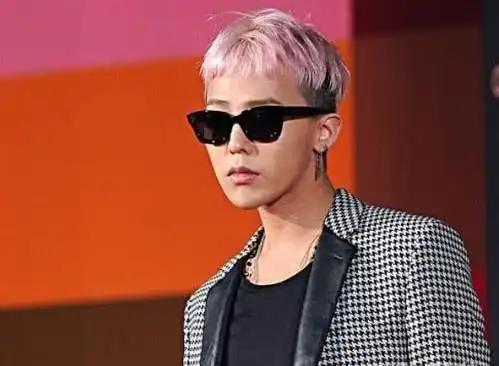 最后就是权志龙了,他是一个才华与时尚并存的男人,当他站在舞台上的