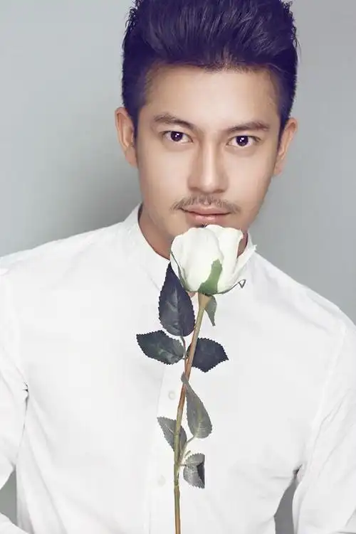 白穆,1989年5月16日出生于陕西省西安市,中国内地流行乐男歌手,毕业于