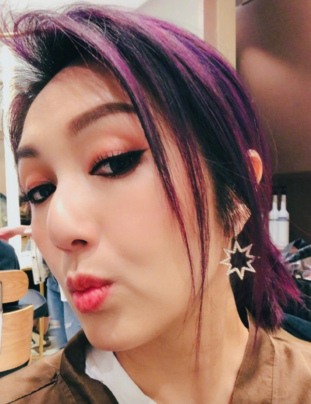 杨千嬅开工照秀招牌紫发妆容精致调皮嘟嘴状态佳