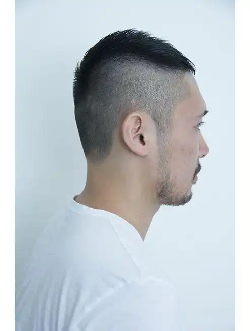 显精神 随着人们生活水平的不断提高,很多男士都开始重视自己的发型