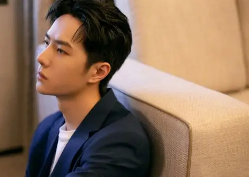 > 王一博深蓝色西装帅气写真图片(2/9)王一博相关图片 推荐壁纸 本站