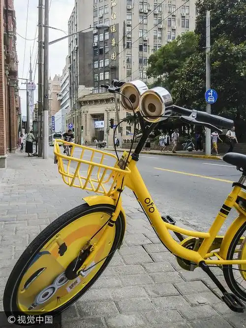 ofo新款小黄人"大眼萌"共享单车现身上海外滩