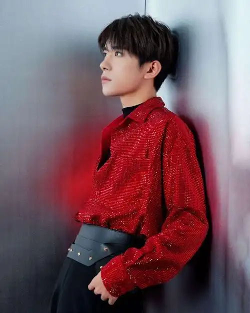 易烊千玺红色碎钻衬衫铆钉腰带吸睛造型感强
