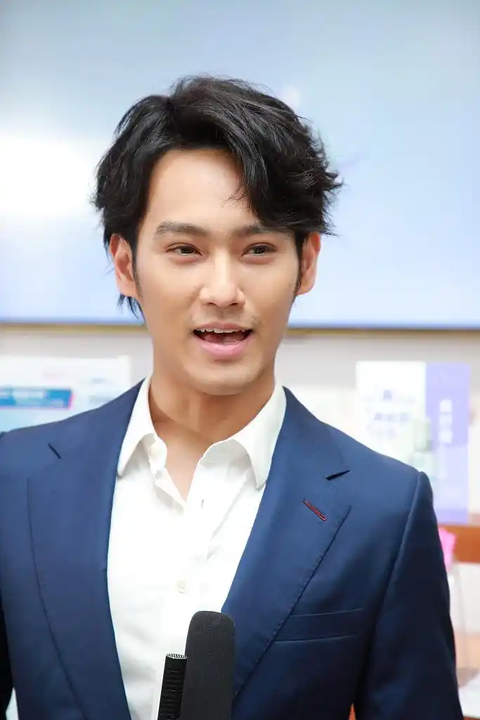 组图赵雅芝儿子正装现身坦言与爸爸拍剧演情敌不习惯