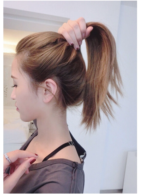 将头发高高扎起,不仅青春活力而且也非常显年轻,是学生妹很不错的一款