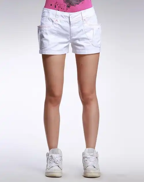 白色休闲短裤