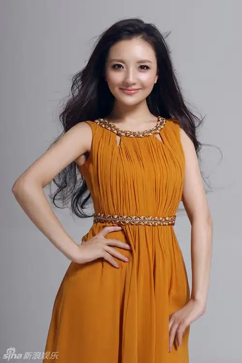 新浪娱乐讯 知名演员孙茜日前曝光了一组妩媚大片,施清新淡妆,着无袖