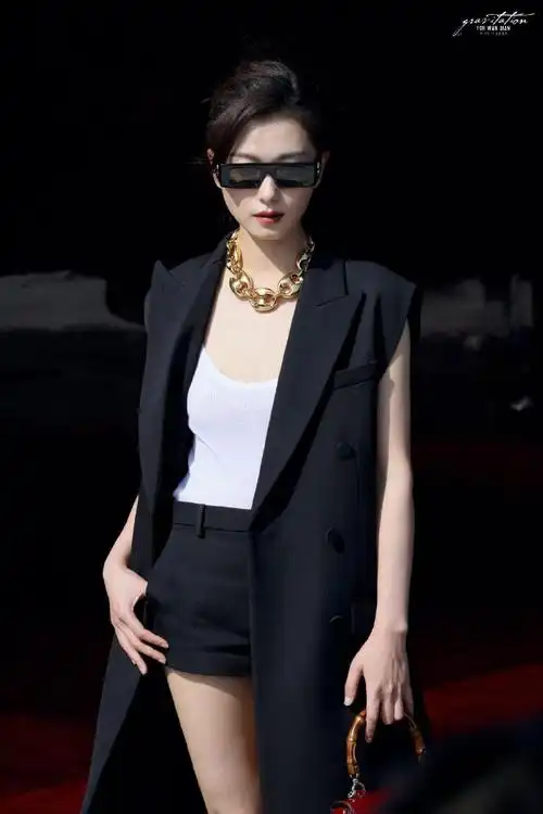 万茜穿平底鞋的身材比例