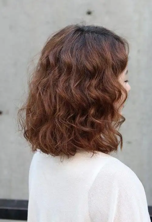 有这三个特点女性非常适合中小卷发的全头烫,他们越烫,就越洋气