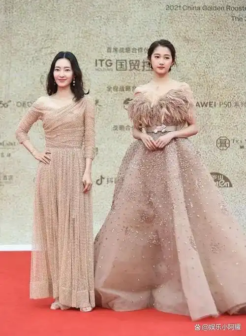 关晓彤与张嘉倪同框比美,甚至让人感觉难以分辨谁更胜一筹.