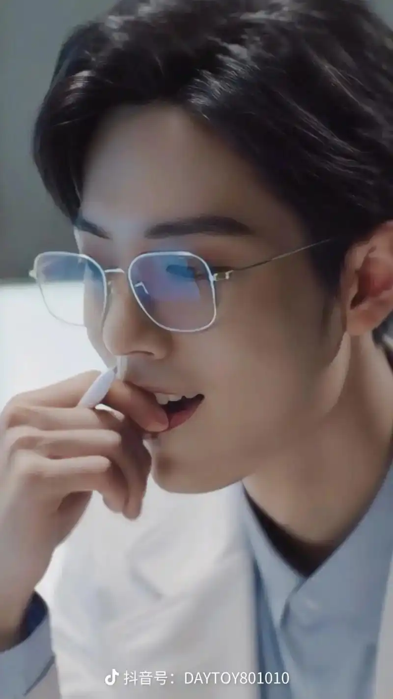 肖战顾魏 看看我们顾魏医生春心荡漾的笑容 #电视剧余生请多 - 抖音