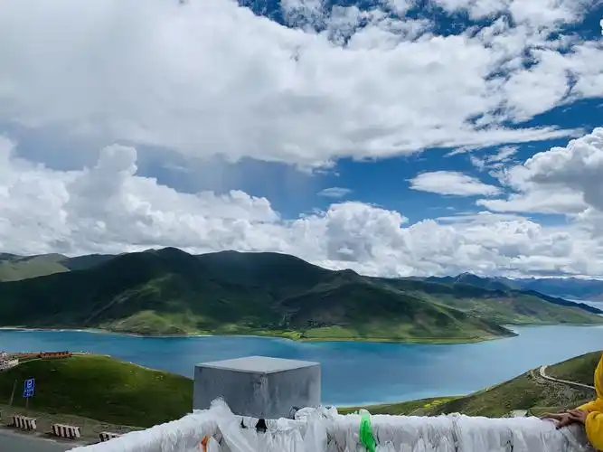 羊卓雍措简称"羊湖",是西藏三大圣湖之一.