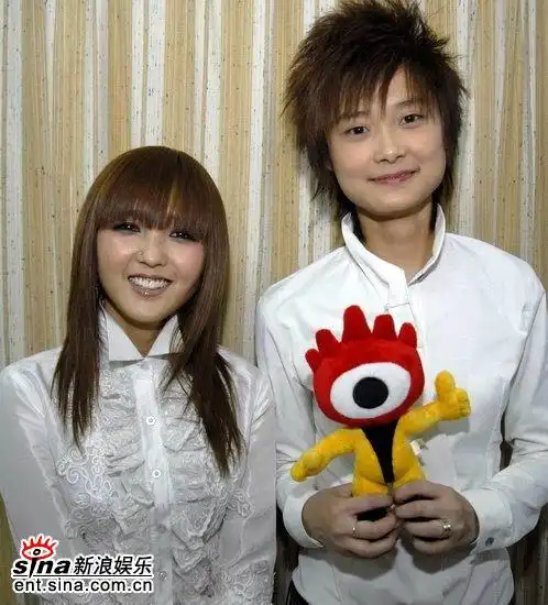 图文颁奖礼后台直击李宇春何洁与小浪人