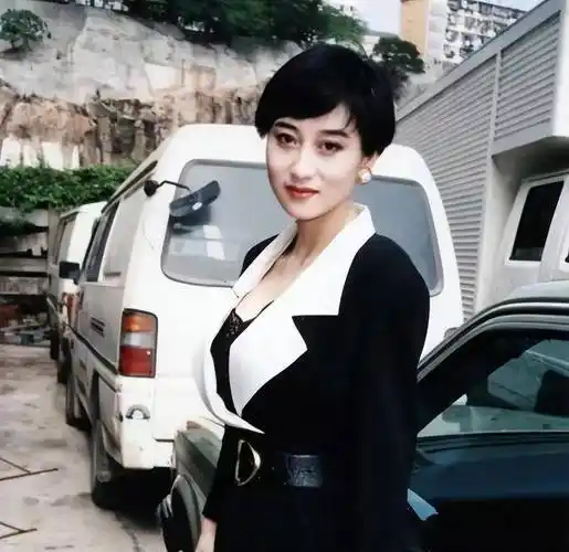 61岁利智罕现身,曾被誉为港圈第一女子,如今头发稀疏双颊下垂_香港