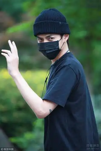 吴亦凡蒙面现身街头 对镜头比"小心心"卖萌