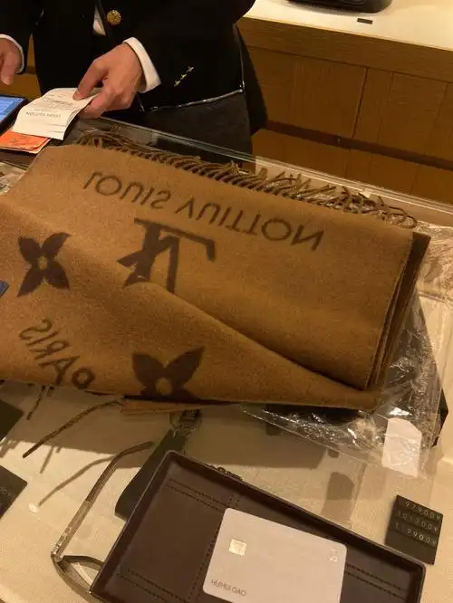 lv羊绒围巾巧克力色