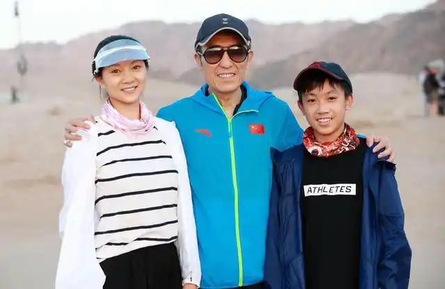 张艺谋妻子陈婷晒全家团圆,一家五人合照,其乐融融