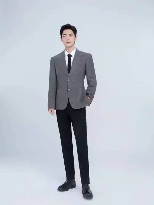 没想到这套西装公式照还有新图国泰民安脸,看着真舒服!一身正气!