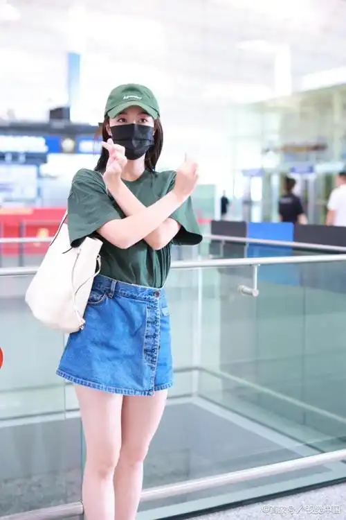 北京机场现身!蓝盈莹绿上衣搭鸭舌帽,满屏大长腿,心情超好!