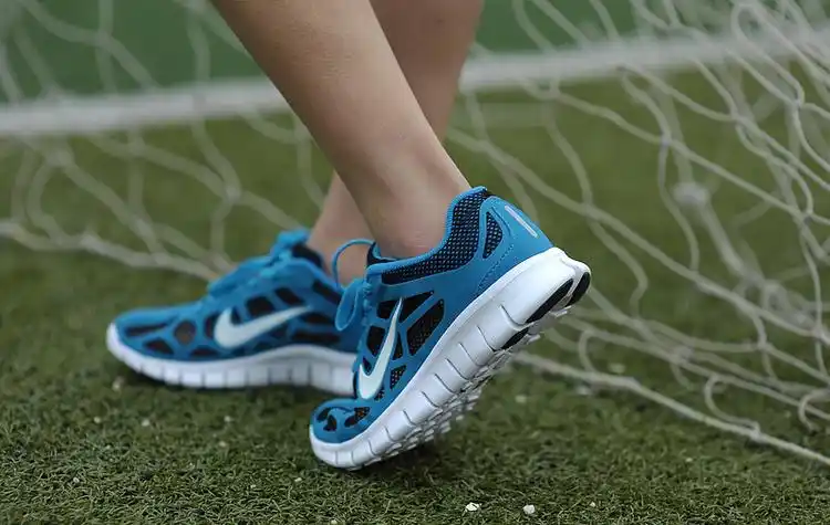 别让孩子长期穿运动鞋