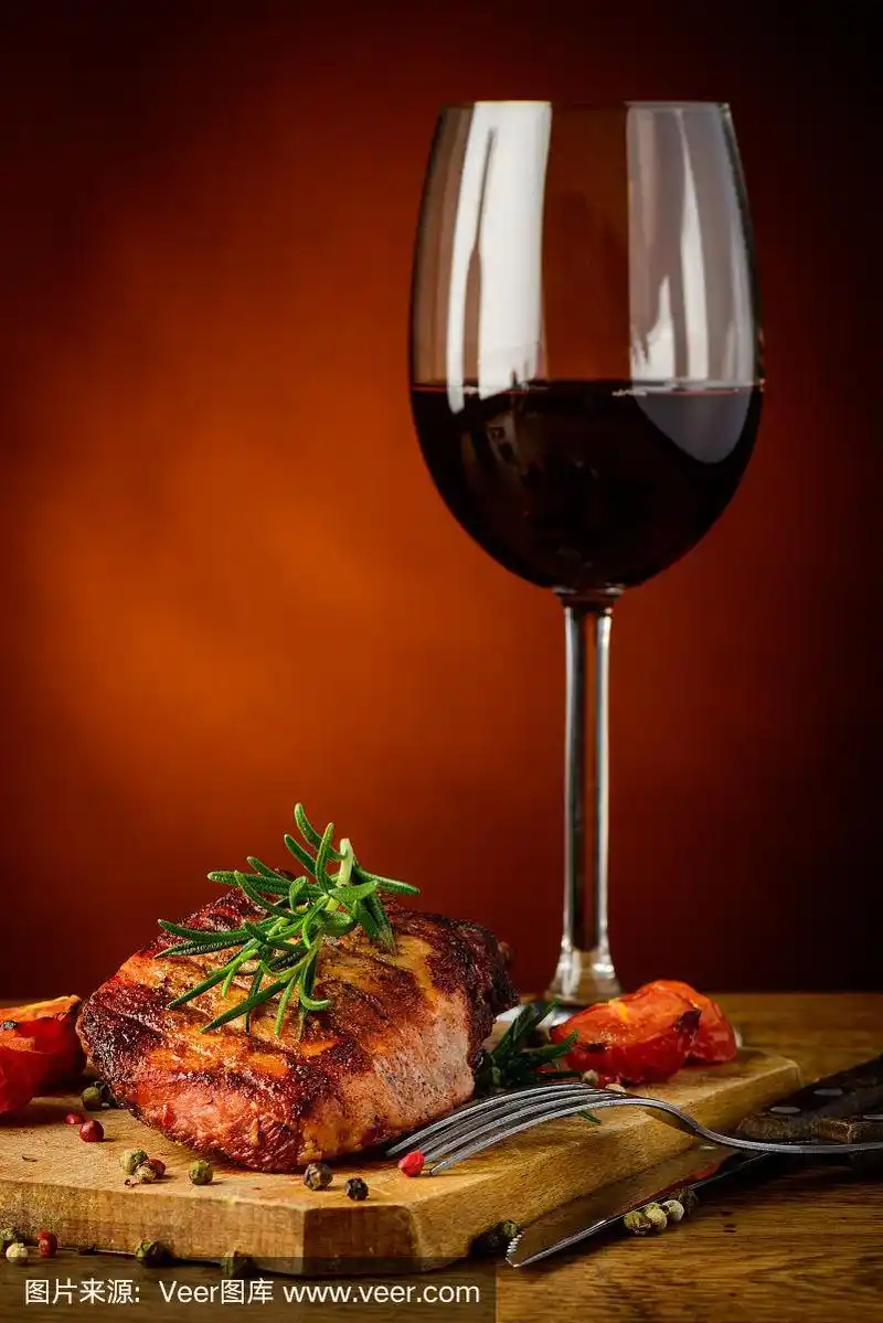 烤牛排和一杯红酒