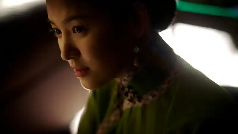 王家卫导演筹备期长达8年之久的首部功夫巨片,由梁朝伟,章子怡,宋慧乔