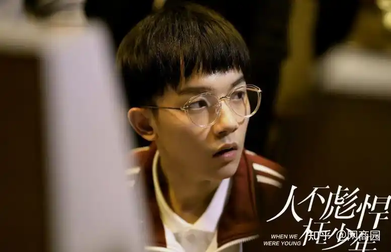 李明德长相不是属于那种帅气的类型,但是他的长相十分的干净与清秀,他