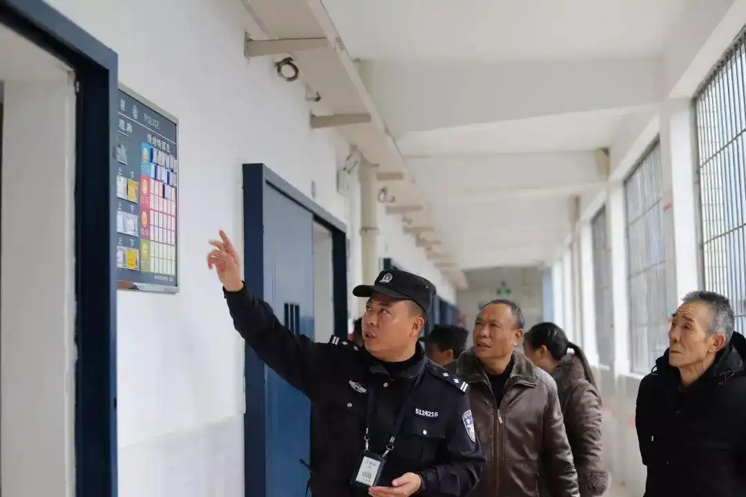 政协委员,执法监督员,新闻媒体及罪犯家属代表100余人走进雷马屏监狱