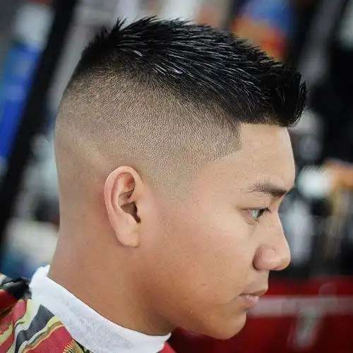 超短的圆寸头发型是很多男士都比较喜欢的一种发型,同样,飞机头也是