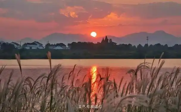 在这个秋日的午后,当微风拂过曹娥江畔,我仿佛置身于一幅古老诗经中的
