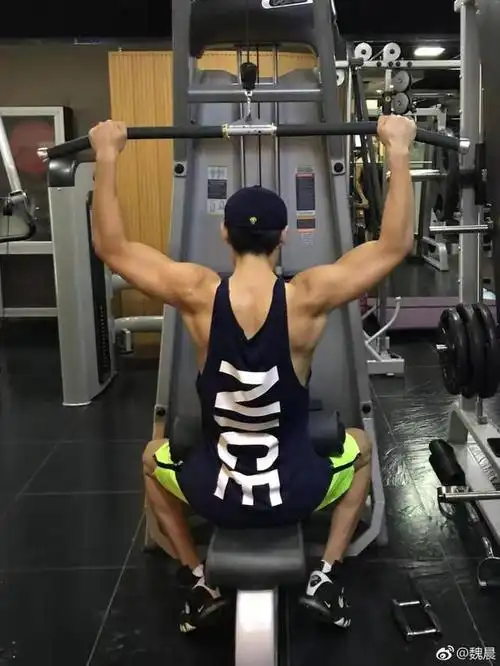 晒跑步配速,和彭于晏一起撸铁!最近,明星流行晒运动圈粉
