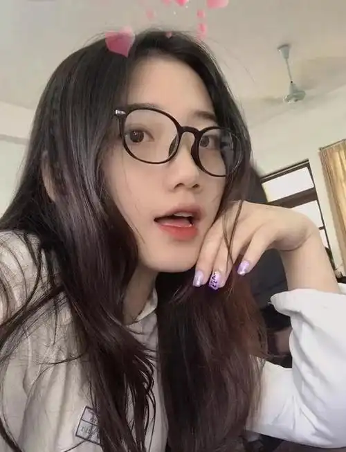 越南学生妹穿奥黛清纯外表获封国民初恋戴上眼镜颜值爆棚